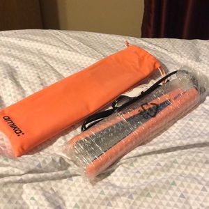Amika hair straightener - New!